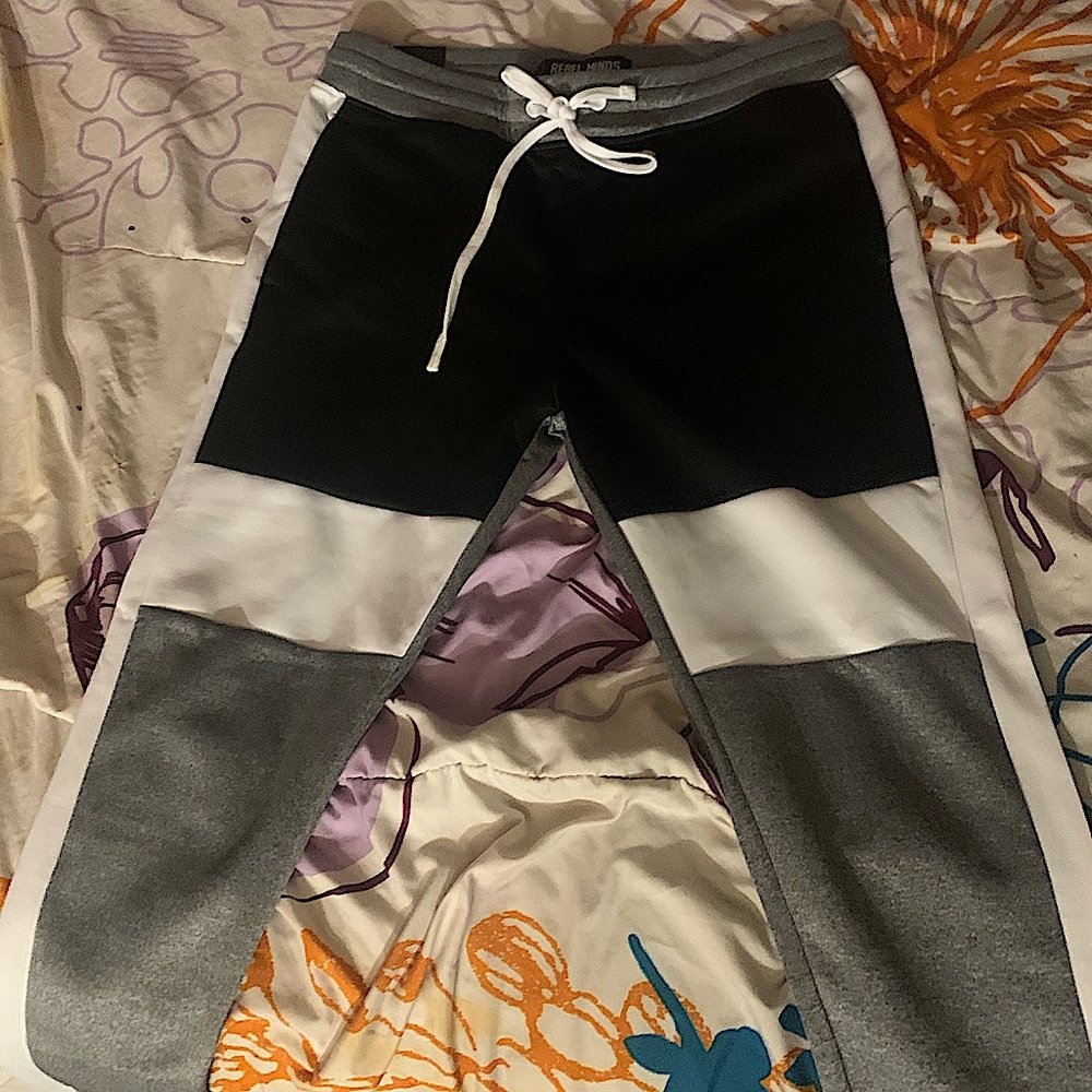 Gray men’s color block sweats